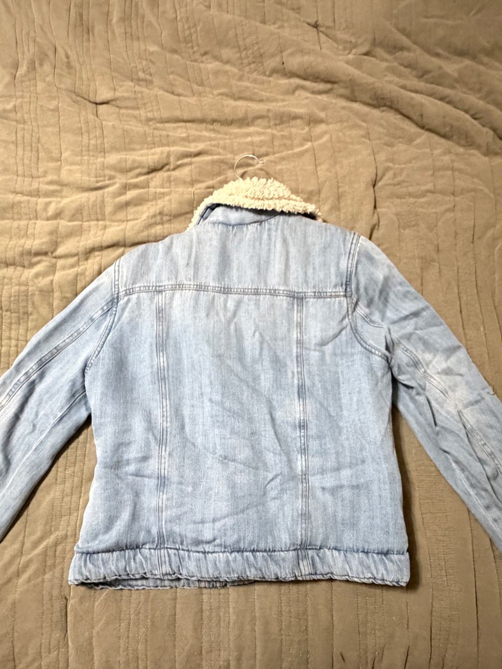 Thread & Supply Light Wash Women’s Denim Jacket with Sherpa Collar - Picture 3 of 6